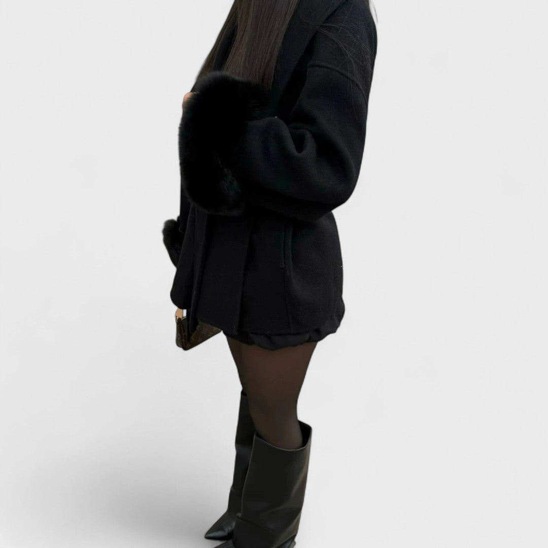 Alessia Valenti® | Abrigo elegante con detalles de piel sintética